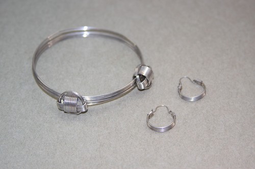 Silver tone expandable - , wire